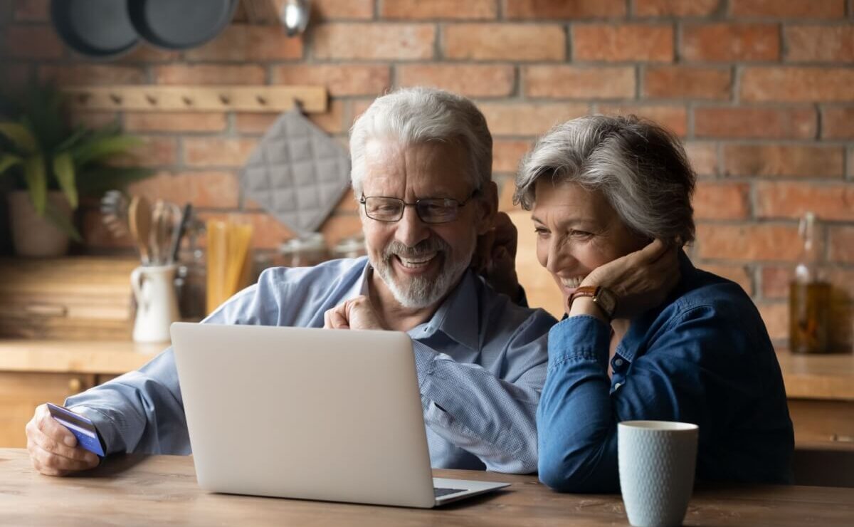 how to stay connected with friends and family