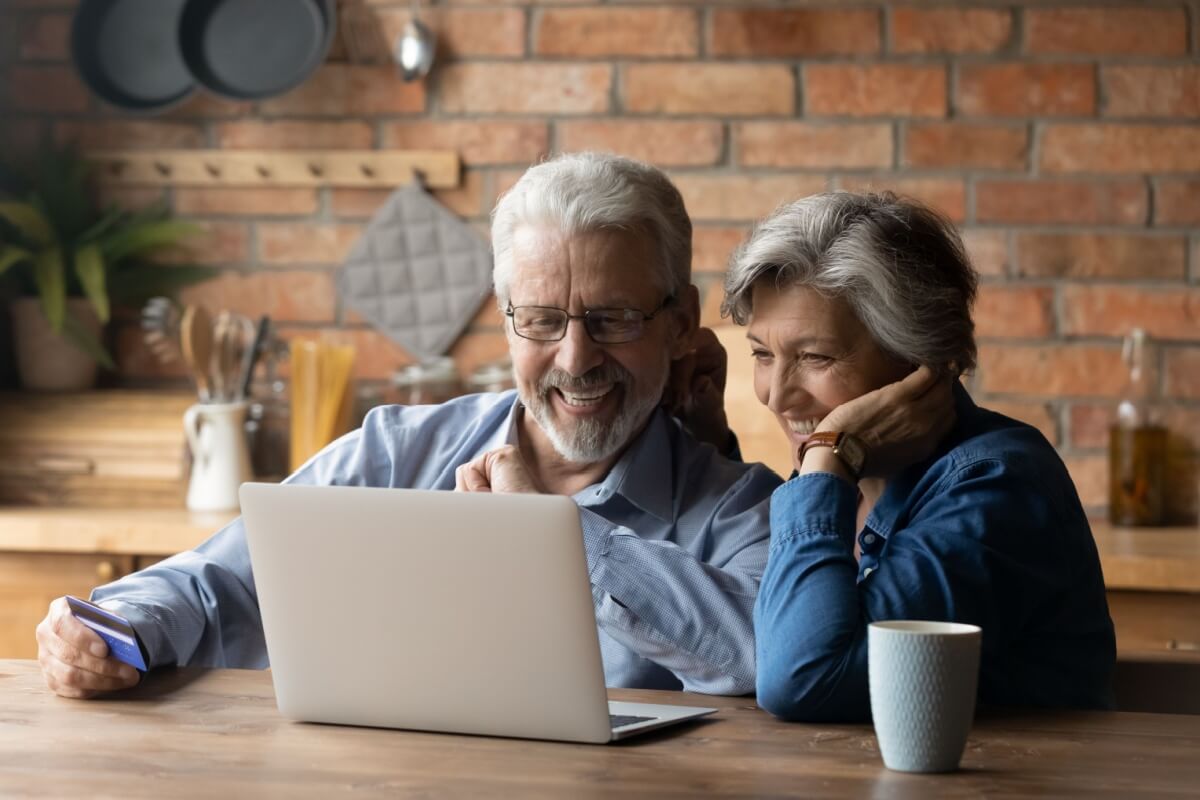 how to stay connected with friends and family